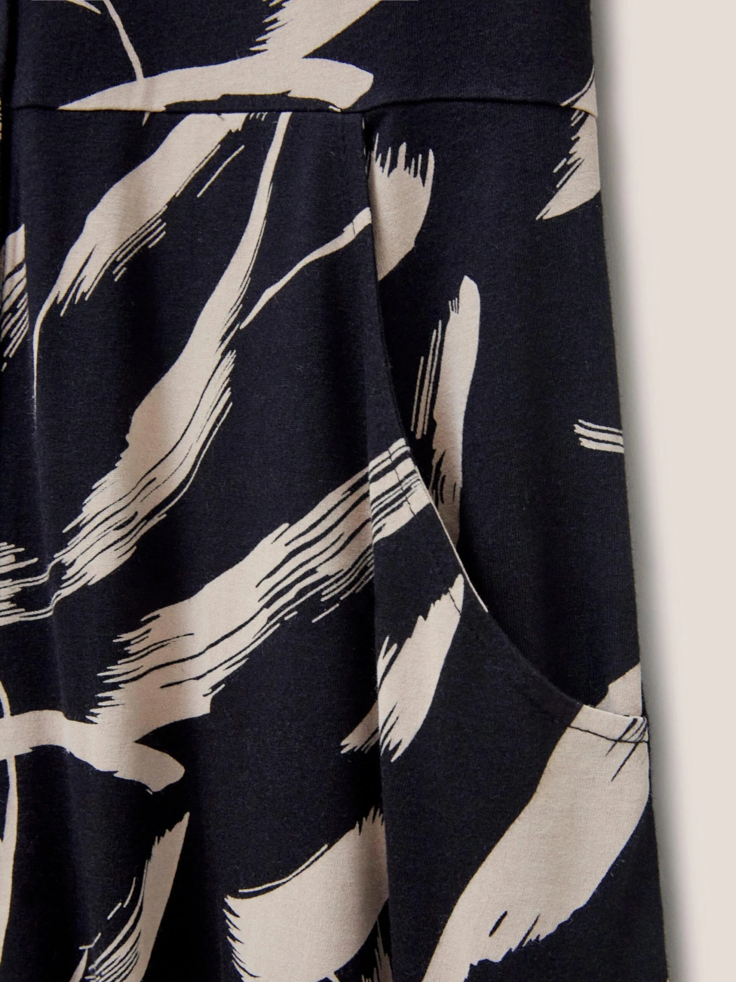 WHITE STUFF Rua Jersey Shirt Dress In BLACK PRINT 6 WHITE STUFF Rua Jersey Shirt Dress In BLACK PRINT - Image 6